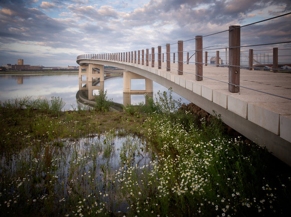 Le pont piéton Zaligebrug, situé au bord du Waal, relie désormais la nouvelle île de Veur-Lent à Nimègue Nord. Cette passerelle de 200 mètres de long peut être totalement immergée lors de fortes crues. Réalisation de Next architects, Pays-Bas. Catégorie Nominés pour le XIème Prix Européen d’Architecture Philippe Rotthier 2017.