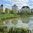 Dans le quartier du Lac du Val d’Europe, les architectes ont imaginé une entrée de ville inspirée des cités fortifiées du Nord de la France avec leurs profondes douves inondables. Les bâtiments se reflètent dans les eaux de deux bassins de régulation hydraulique. Réalisation collective sous la conduite de l’architecte Bernard Durand-Rival, France. Catégorie Nominés pour le XIème Prix Européen d’Architecture Philippe Rotthier 2017.