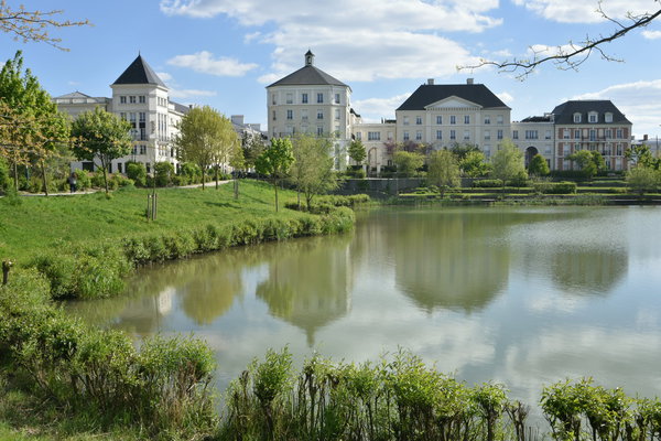 Dans le quartier du Lac du Val d’Europe, les architectes ont imaginé une entrée de ville inspirée des cités fortifiées du Nord de la France avec leurs profondes douves inondables. Les bâtiments se reflètent dans les eaux de deux bassins de régulation hydraulique. Réalisation collective sous la conduite de l’architecte Bernard Durand-Rival, France. Catégorie Nominés pour le XIème Prix Européen d’Architecture Philippe Rotthier 2017.