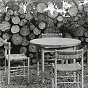 Chaises paillées et table dessinées par Charlotte Perriand et fabriquées par « Bois du Périgord », à Lalinde.