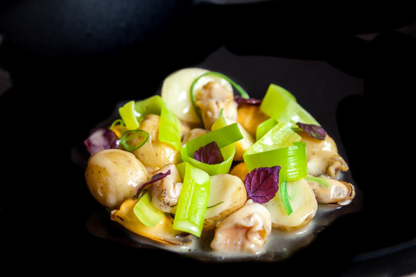 Cocotte de coquillages aux grenailles de Noirmoutier.