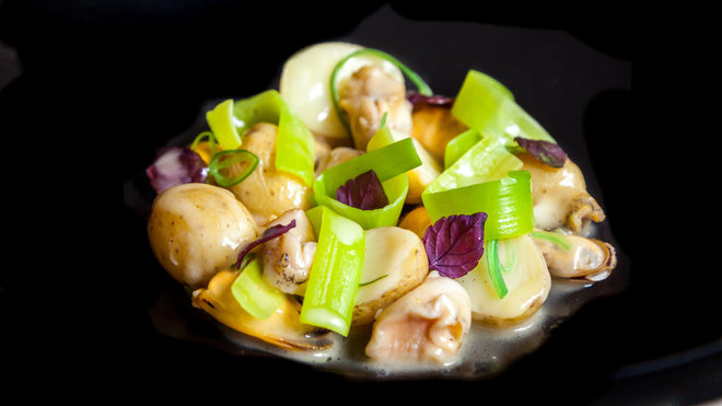 Cocotte de coquillages aux grenailles de Noirmoutier.