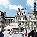 Devant l’Hôtel-de-Ville de Paris et en relation avec une architecture historique, Le Château ambulant impose sa forme sculpturale.