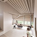 Les longues ouvertures horizontales permettent de laisser passer la lumière et découpent des vues panoramiques sur l’extérieur. Elles peuvent être cachées par des panneaux coulissants dans des rainures à même la paroi intérieure.