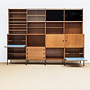 Meuble de rangement modulaire pour former des configurations personnalisables avec éléments composables offrant des caissons avec étagères ouvertes façon bibliothèque, niches, avec portes fermées, coulissantes (bois ou verre), battantes, rabattables avec tablettes, tiroirs façon commodes…. Créations A.R.P, gamme « Elément Minvielle » éditées par Minvielle.