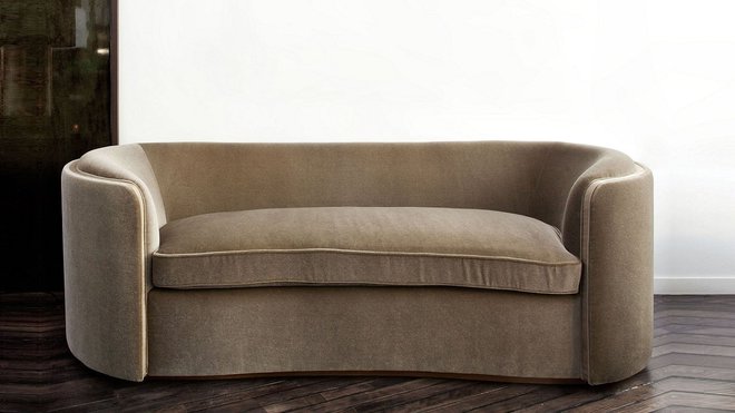 Canapé Edie en noyer, velours et cuir, créé pour l’Hôtel Les Bains. Création Tristan Auer éditée par Holly Hunt.