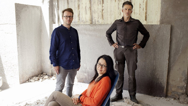 A droite, David de Gourcuff, fondeur d’art, avec Aki (assise) et Arnaud (à gauche) composant le duo de designers A. + A. Cooren qui ont remporté le Prix Dialogues de la collaboration entre un artisan et un design pour la chaise Tiss -Tiss.