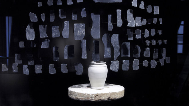 Vitrine dédiée au métier de potier à la Maison de l’outil et de la pensée ouvrière, structure lauréate 2017 du Prix Liliane Bettencourt pour l’Intelligence de la Main, catégorie Parcours.