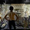 Vitrine de l’espace métal à la Maison de l’outil et de la pensée ouvrière, structure lauréate 2017 du Prix Liliane Bettencourt pour l’Intelligence de la Main, catégorie Parcours.