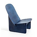 La couleur bleu indigo du fauteuil Tiss –Tiss fait à la fois référence à la couleur du tablier du fondeur et à la teinture traditionnelle du Japon, pays d’origine d’Aki Cooren. Création A. + A. Cooren avec la collaboration du fondeur d’art David de Gourcuff.