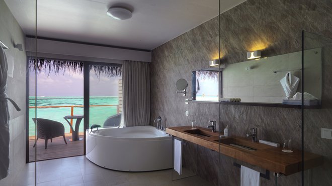 Des salles de bains design qui conjuguent style épuré et matériaux authentiques.