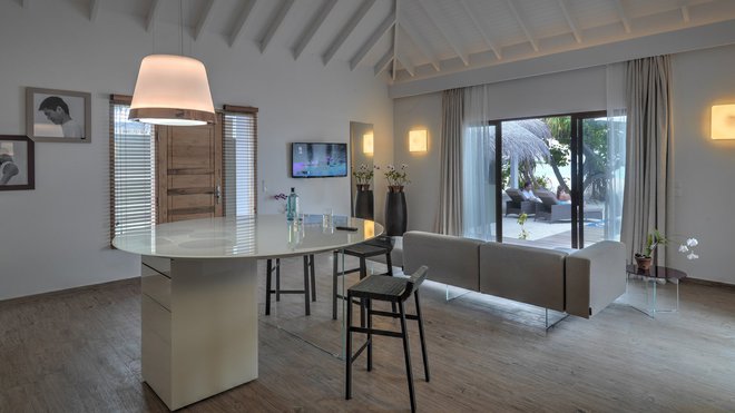 Les petites maisons offrent un mobilier également épuré aux couleurs et lignes douces.