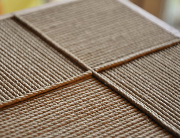 Gros plan sur un décor de la collection Marqueté, avec cloisonnés de corde en lin poli (3 mm de diamètre).