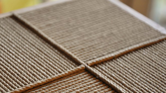 Gros plan sur un décor de la collection Marqueté, avec cloisonnés de corde en lin poli (3 mm de diamètre).