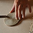 Véronique de Soultrait travaille des modules circulaires en corde souple (3 mm de diamètre) qu’elle plaque sur des panneaux muraux gainés pour créer des compositions graphiques.