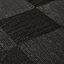 Gros plan sur la collection Marqueté qui, à la façon du peintre Pierre Soulages joue sur les différentes nuances de la corde noire, teinte dans l’atelier de Véronique de Soultrait.