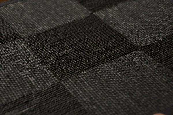 Gros plan sur la collection Marqueté qui, à la façon du peintre Pierre Soulages joue sur les différentes nuances de la corde noire, teinte dans l’atelier de Véronique de Soultrait.