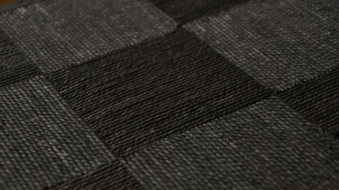 Gros plan sur la collection Marqueté qui, à la façon du peintre Pierre Soulages joue sur les différentes nuances de la corde noire, teinte dans l’atelier de Véronique de Soultrait.