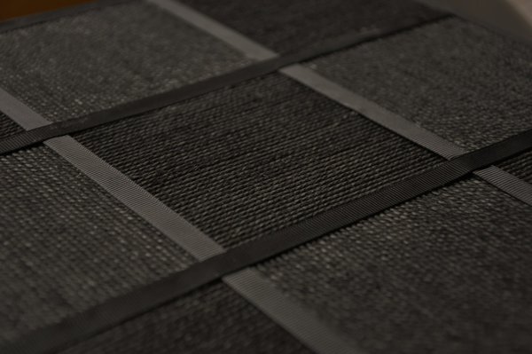 Inspiré par le travail du peintre Pierre Soulages, un décor de corde noir avec galon dessinant un effet de décor cloisonné. Collection Marqueté.