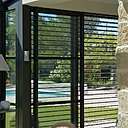 L’été, des brise-soleil motorisés protègent de la lumière naturelle.