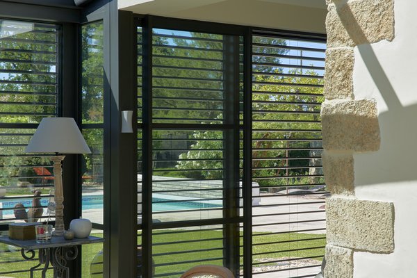 L’été, des brise-soleil motorisés protègent de la lumière naturelle.