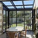 Dotée d’une toiture intégralement vitrée, l’extension est baignée de lumière naturelle. Elle profite de la couleur unique du ciel bleu de la Provence.