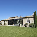 Habitable tout au long de l’année, la pièce à vivre supplémentaire est dotée d’une toiture plate réalisée sur la base de la véranda Jade de Technal. Le nouveau toit est encastré entre deux toitures sur 3 mètres de large.