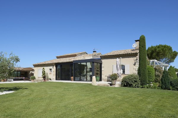 Habitable tout au long de l’année, la pièce à vivre supplémentaire est dotée d’une toiture plate réalisée sur la base de la véranda Jade de Technal. Le nouveau toit est encastré entre deux toitures sur 3 mètres de large.