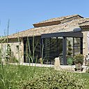 L’esthétique de toiture plate signée Technal se distingue par ses chevrons tubulaires à l’apparence « poutre », à l’intérieur, et « plane », à l’extérieur. Ils ont été renforcés afin de soutenir la toiture de 4,5 mètres de profondeur.