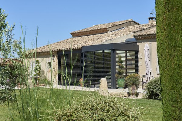 L’esthétique de toiture plate signée Technal se distingue par ses chevrons tubulaires à l’apparence « poutre », à l’intérieur, et « plane », à l’extérieur. Ils ont été renforcés afin de soutenir la toiture de 4,5 mètres de profondeur.