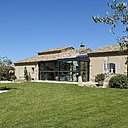 L’inclinaison discrète du toit est dissimulée par un bandeau au design droit. Cette impression de « trompe-l’œil » lui confère l’aspect moderne d’un toit-terrasse.