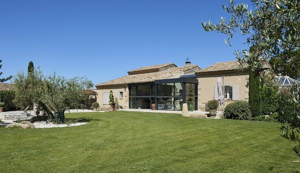 L’inclinaison discrète du toit est dissimulée par un bandeau au design droit. Cette impression de « trompe-l’œil » lui confère l’aspect moderne d’un toit-terrasse.