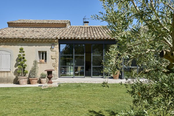 Pour permettre aux occupants de profiter de l’espace supplémentaire en toute saison, l’aluminier agréé Technal Granon a mis en œuvre des profilés à rupture de pont thermique et des remplissages verriers de toiture de 32 mm d’épaisseur.