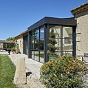 L’isolation renforcée, associée aux murs et plafonds de verre, maximise le confort intérieur.