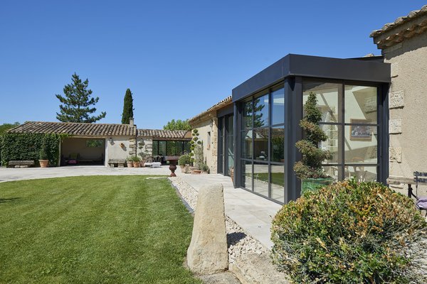 L’isolation renforcée, associée aux murs et plafonds de verre, maximise le confort intérieur.