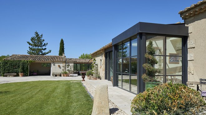 L’isolation renforcée, associée aux murs et plafonds de verre, maximise le confort intérieur.