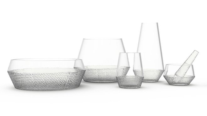 La collection de contenants Imprinted Memories, en verre soufflé à environ 800° et réalisée en série, reprend les textures du tressage et de la vannerie. Des paniers en osier trempés à haute température ont été utilisés pour réaliser les empreintes des tressages. Création Natalie Baudoin.