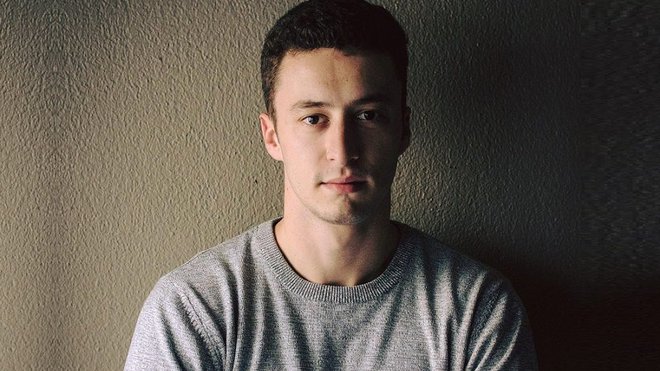 Le banc Omaillet fait partie d’une famille d’objets composée d’un banc, d’une table et d’une table haute. L’assemblage de chaque modèle permet de le monter et de le démonter facilement avec une présence visuelle légère. En frêne blanc massif, le plateau est constitué de deux parties assemblées par deux traverses dans lesquelles les pieds affleurent et se bloquent à l’aide de clavettes enfoncées en force. Gainage avec peau, cuir ou d’un tissu. Création Maxime Jouet.