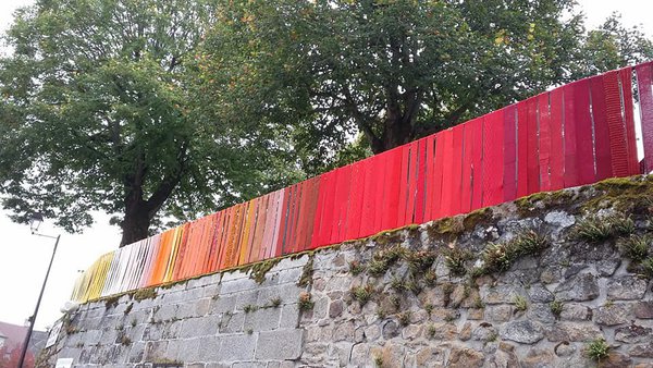 Multicolore à la manière des rayures bayadères de la Cité de tapisserie d' Aubusson, les balustrades se paraient de dégradés lumineux tricotés par les bénévoles de la ville.