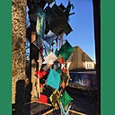 Volant au vent, les carrés de laine suspendus en mobile se jouaient des rayons de soleil.