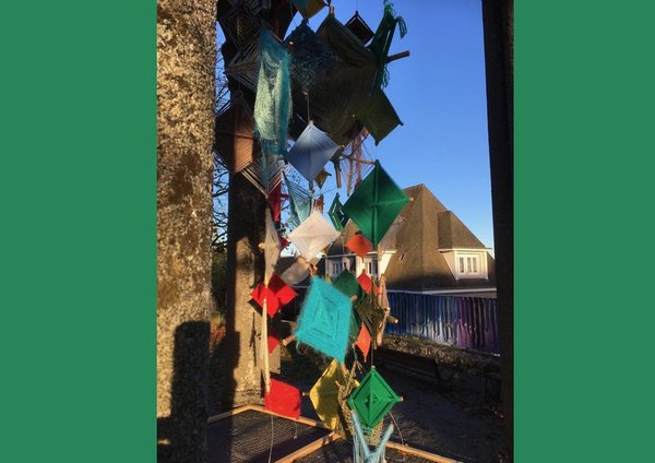 Volant au vent, les carrés de laine suspendus en mobile se jouaient des rayons de soleil.