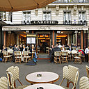 La célèbre Maison Carette, sise place du Trocadéro ; la terrasse est divine en été.