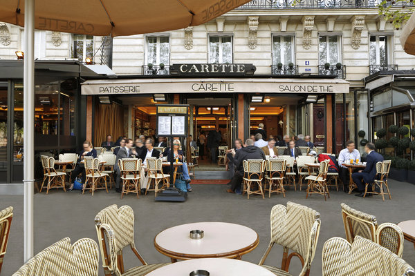 La célèbre Maison Carette, sise place du Trocadéro ; la terrasse est divine en été.