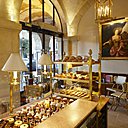 Place des Vosges, Madame Carette est toujours présente.