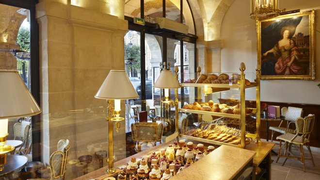 Place des Vosges, Madame Carette est toujours présente.