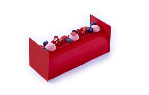 La bûche Capucine : mousse cheesecake, biscuit capucine amande, insert crème citron et gastrique de fraise, croustillant breton.4 à 6 pers. 41 € / 6 à 8 pers. 62 € / 8 à 10 pers. 82 €