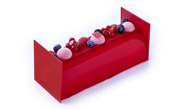 La bûche Capucine : mousse cheesecake, biscuit capucine amande, insert crème citron et gastrique de fraise, croustillant breton.4 à 6 pers. 41 € / 6 à 8 pers. 62 € / 8 à 10 pers. 82 €