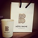 La bougie de l’Hôtel Baume au parfum élégant, réconfortant et cocooning.