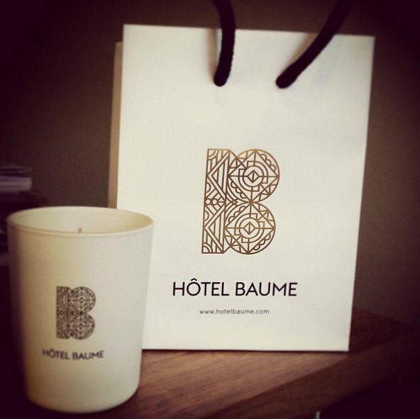 La bougie de l’Hôtel Baume au parfum élégant, réconfortant et cocooning.