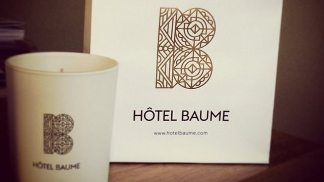La bougie de l’Hôtel Baume au parfum élégant, réconfortant et cocooning.
